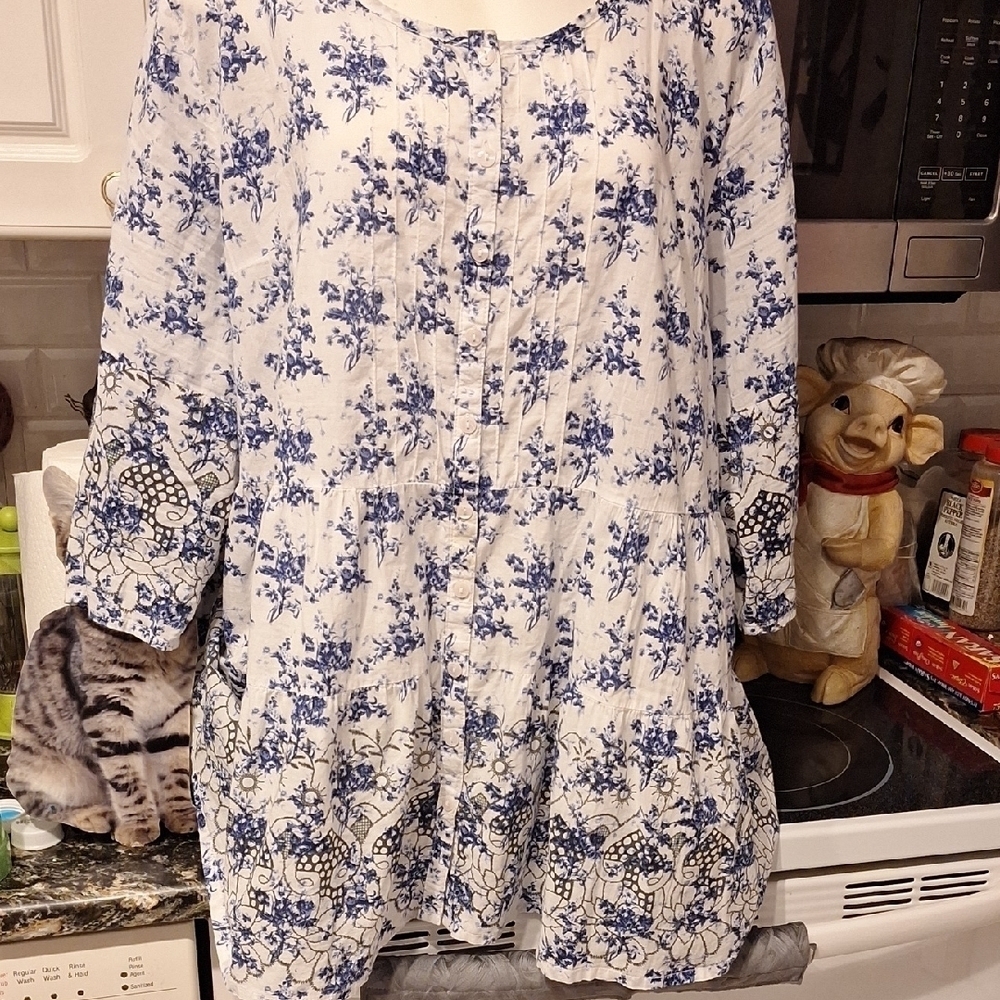 d. Ellos Blue and White Floral Top Size 1X  22/24